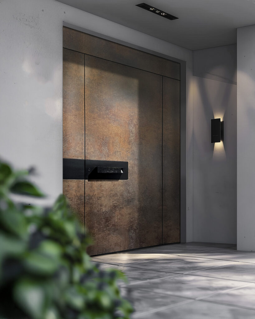 Moderne Eingangstür aus rostig aussehendem Metall mit stilvoller Wandlampe.