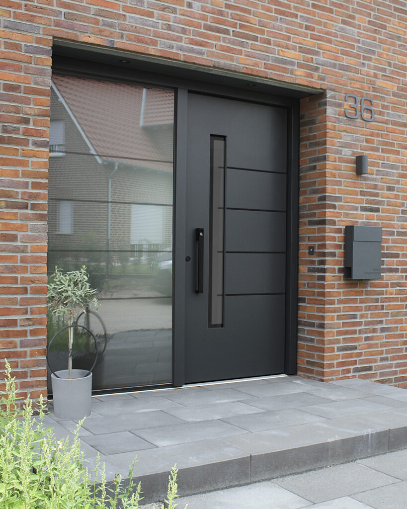 Eine moderne schwarze Haustür vor einem Ziegelgebäude mit schlichtem Design