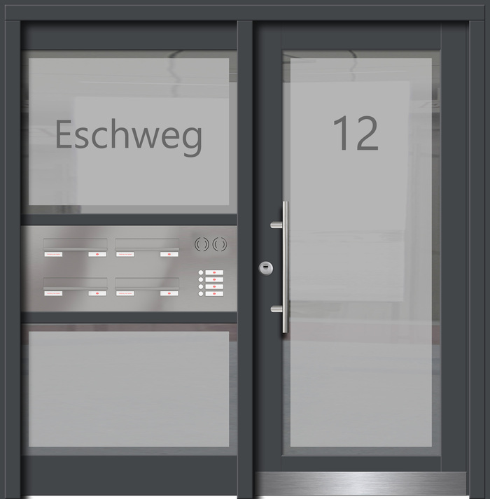 Graue moderne Eingangstür mit mehreren Briefkästen und der Aufschrift Eschweg 12