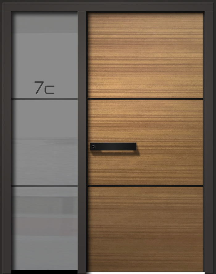 Eine moderne Holztür mit schwarzem Griff und links daneben eine Glasfläche mit der Zahl 7c