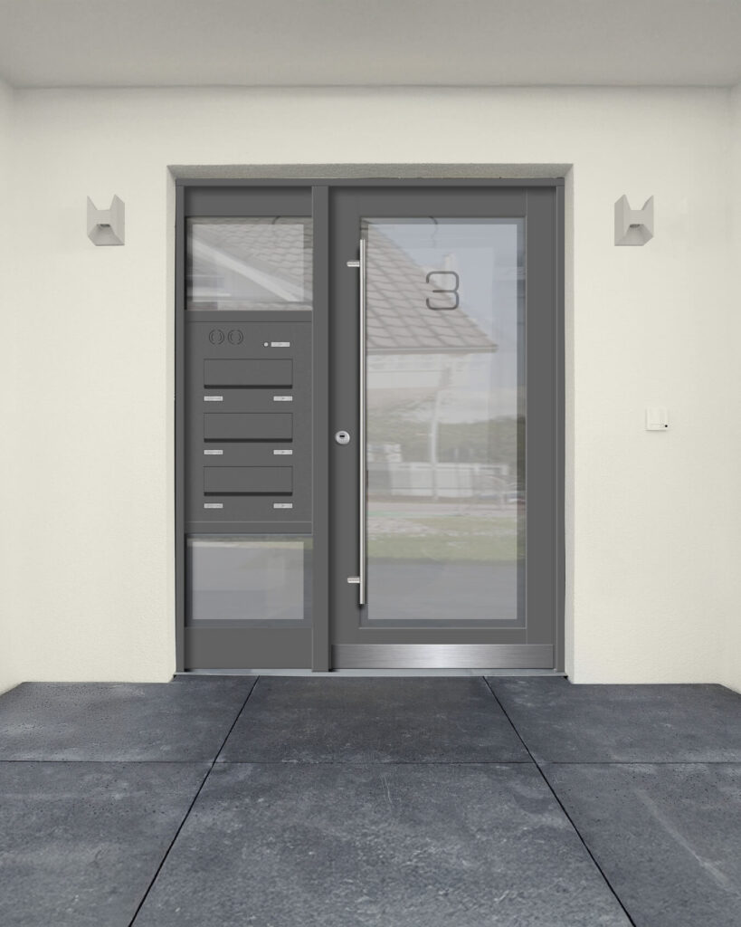 Graue Haustür mit Briefkästen und Glaseinsatz vor hellem Eingangsbereich
