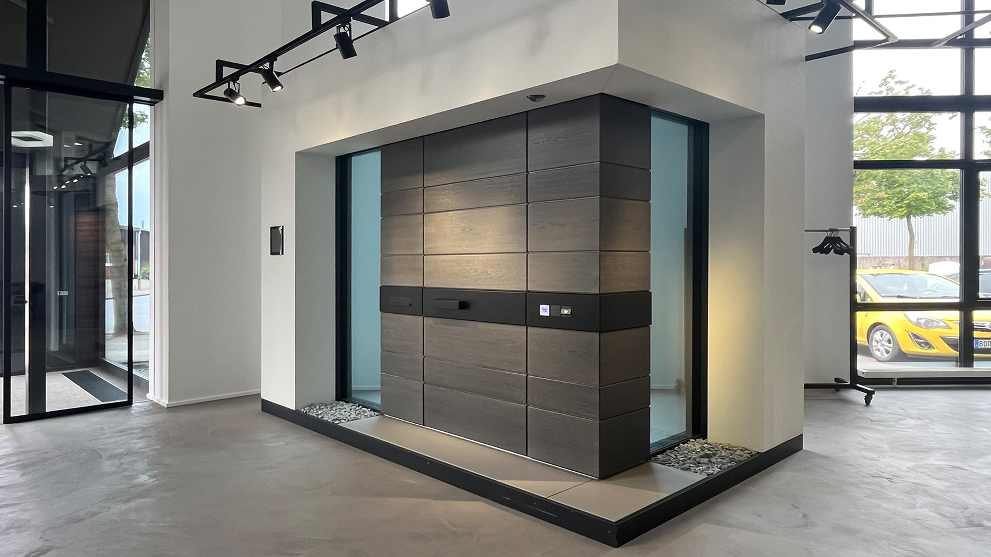 Moderne graue Kabine mit Glas, schlichtem Ausdruck, Lichtschienen oben